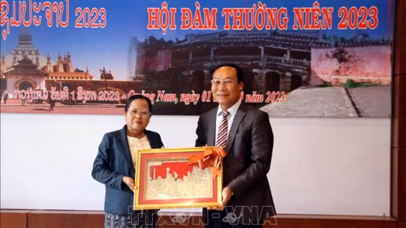 Руководители двух сторон обмениваются подарками. Фото: ВИА