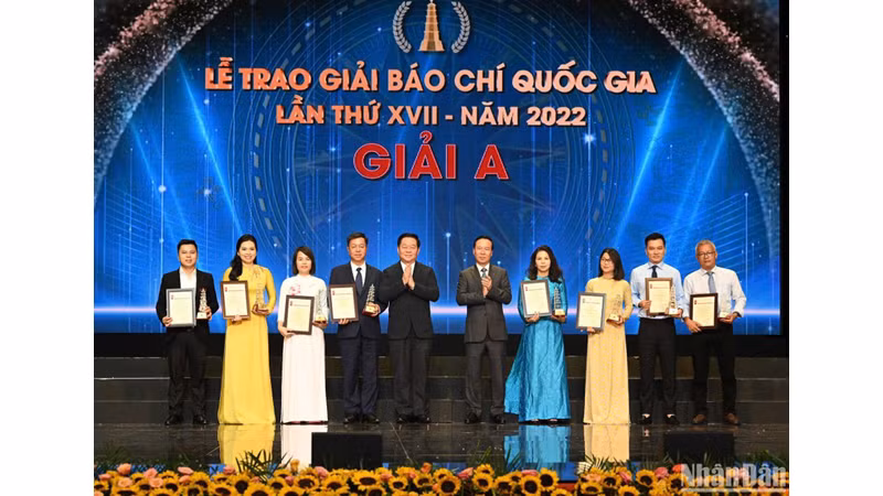 Президент Во Ван Тхыонг и Заведующий Отделом ЦК КПВ по пропаганде и политическому воспитанию Нгуен Чонг Нгиа вручают призы А.