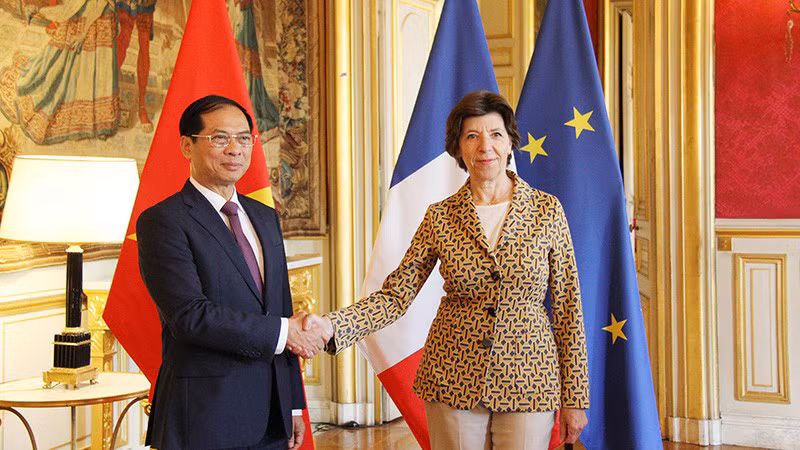 Министр иностранных дел Буй Тхань Шон (слева) и Министр Европы и иностранных дел Франции Катрин Колонна. Фото: Кхай Хоан