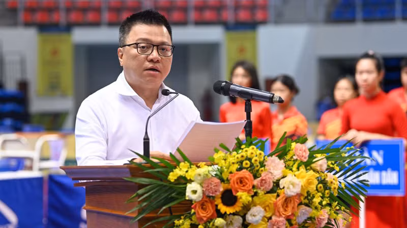 Главный редактор газеты «Нянзан» Ле Куок Минь выступает со вступительной речью.