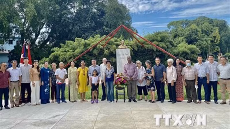 Посол Вьетнама на Кубе Ле Тхань Тунг и делегаты возлагают цветы в память о Дядюшке Хо. Фото: ВИА