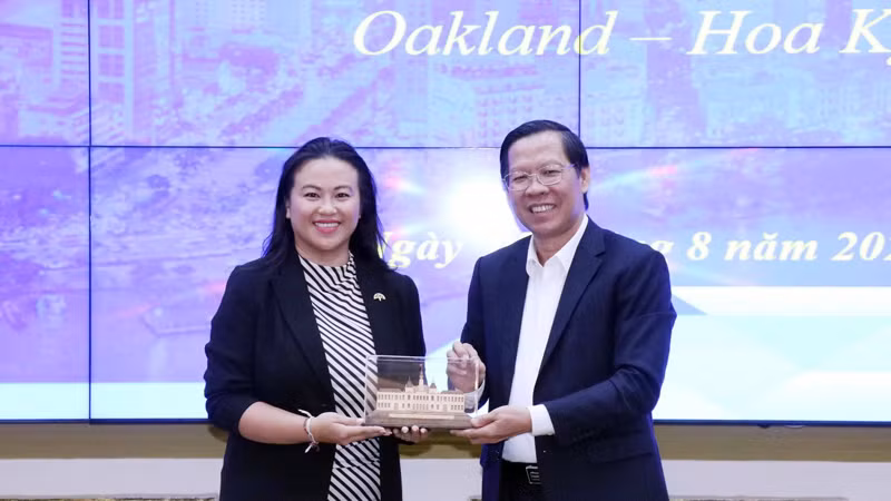 Председатель Народного комитета города Хошимина Фан Ван Май принимает Мэра города Окленд Шэн Тао. Фото: ВИА