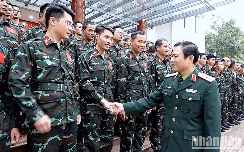 Генерал-полковник Нгуен Тан Кыонг беседует с членами рабочей группы. Фото: Линь Фан