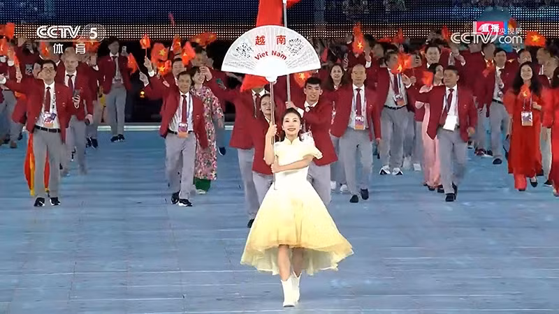 Вьетнамская спортивная делегация входит в стадион.