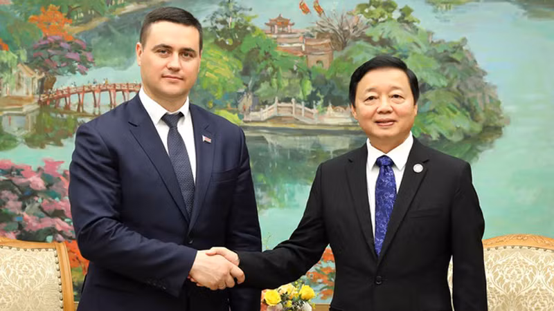 Вице-премьер Чан Хонг Ха (справа) и Министр образования Беларуси Андрей Иванец. Фото: VGP