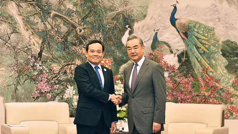 Вице-премьер Чан Лыу Куанг (слева) и товарищ Ван И. Фото: МИД Вьетнама