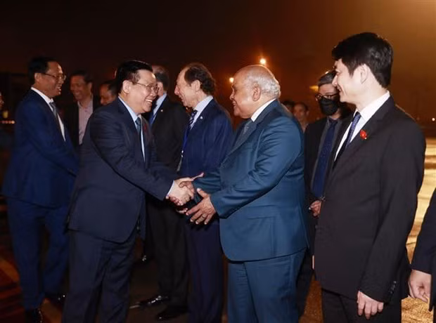 Делегаты провожают Председателя Национального собрания Выонг Динь Хюэ и членов высокопоставленной делегации Национального собрания Вьетнама в международном аэропорту Нойбай. Фото: ВИА