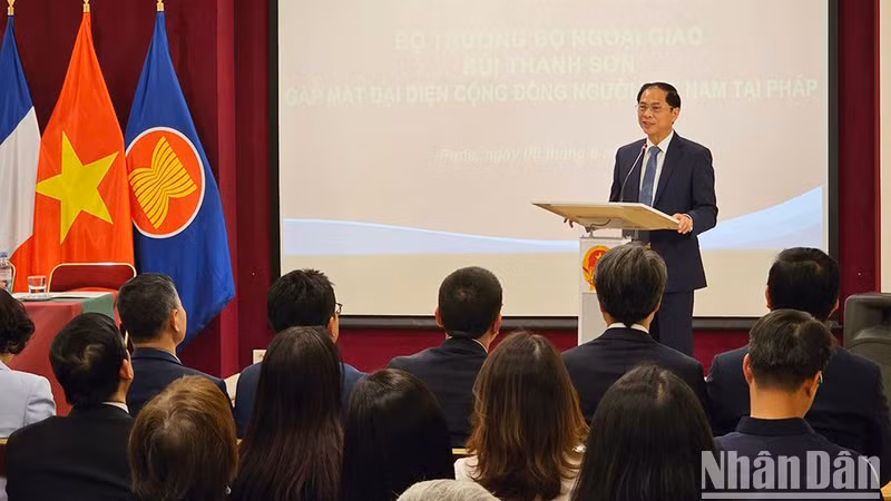 Министр иностранных дел Буй Тхань Шон на встрече с представителями местной вьетнамской диаспоры. Фото: Кхай Хоан Министр иностранных дел Буй Тхань Шон на встрече с представителями местной вьетнамской диаспоры. Фото: Кхай Хоан