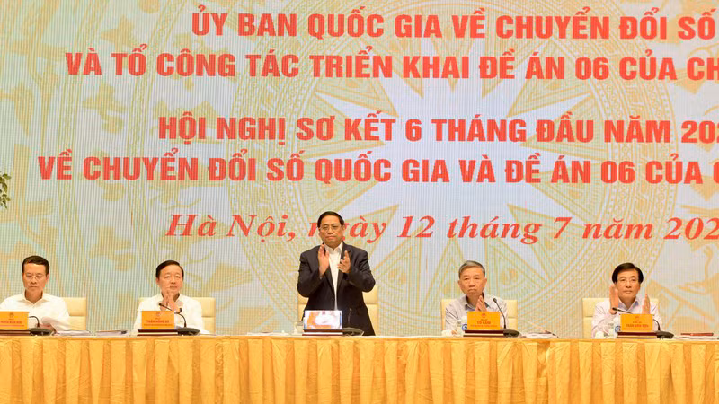 Премьер-министр Фам Минь Тьинь (в центре) председательствует на конференции.