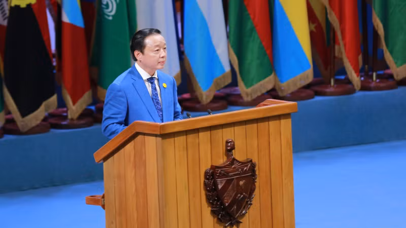 Вице-премьер Чан Хонг Ха выступает с речью на саммите. Фото: VGP