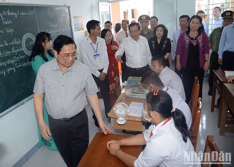Премьер-министр Фам Минь Тьинь посещает школу для детей с ограниченными возможностями Бенче. Фото: Тхань Жанг