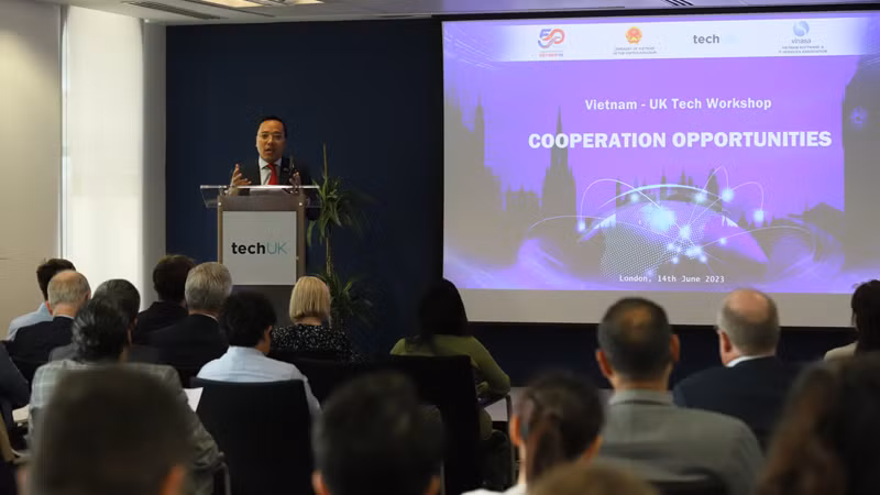 Посол Вьетнама в Великобритании Нгуен Хоанг Лонг представляет технологический потенциал Вьетнама. Фото: vietnamplus.vn