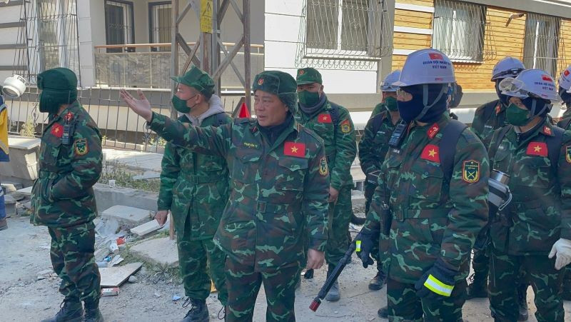 Генерал-майор Фам Ван Ти руководит группой.