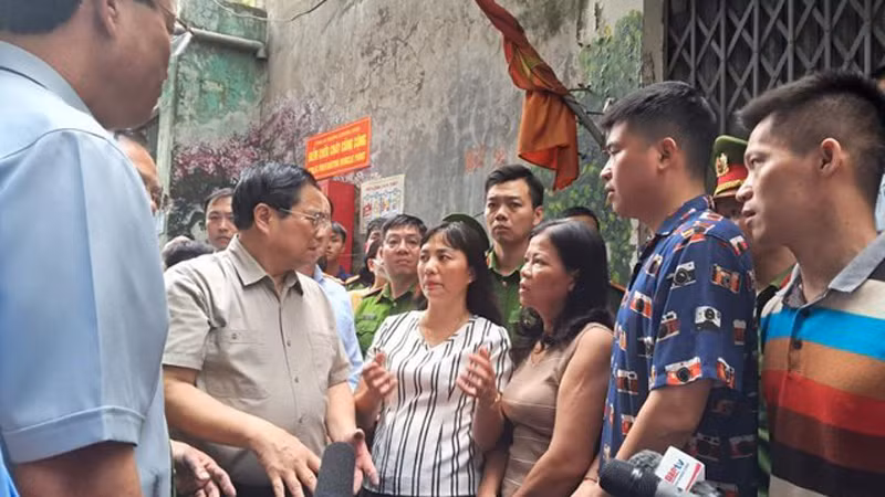 Премьер-министр Фам Минь Тьинь непосредственно осматривает место пожара. Фото: Хонг Фонг