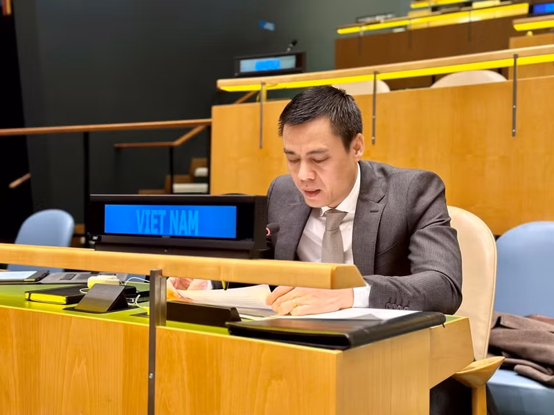 Посол Данг Хоанг Жанг выступает на мероприятии с речью. Фото: baoquocte.vn