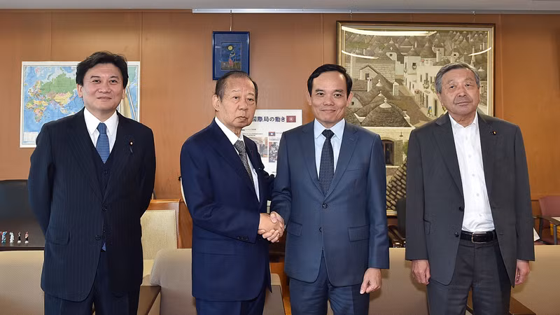 Вице-премьер Чан Лыу Куанг на встрече с Председателем Парламентского альянса японско-вьетнамской дружбы Никаи Тосихиро. Фото: VGP