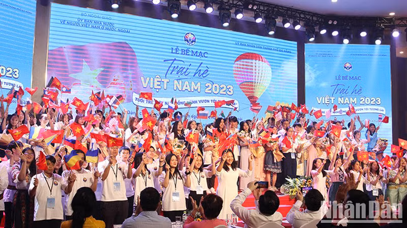 120 молодых людей, участвовавших в Летнем лагере Вьетнама 2023 года.