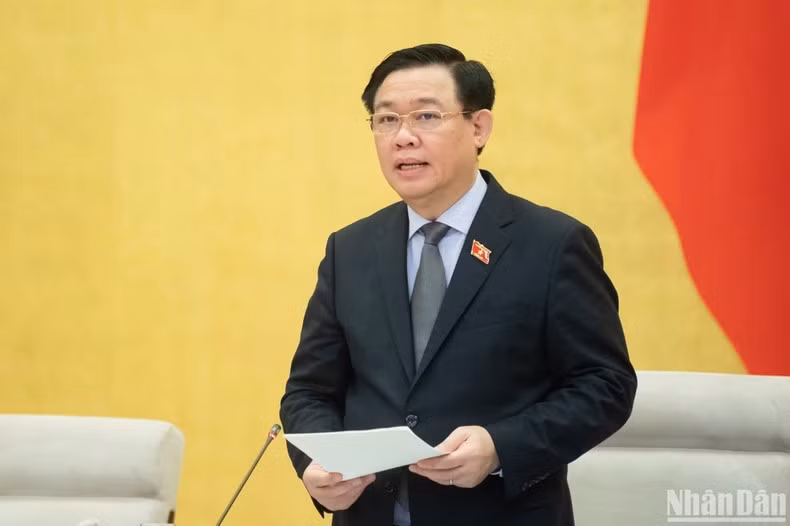 Председатель НС Выонг Динь Хюэ выступает со вступительной речью. Фото: Зюи Линь