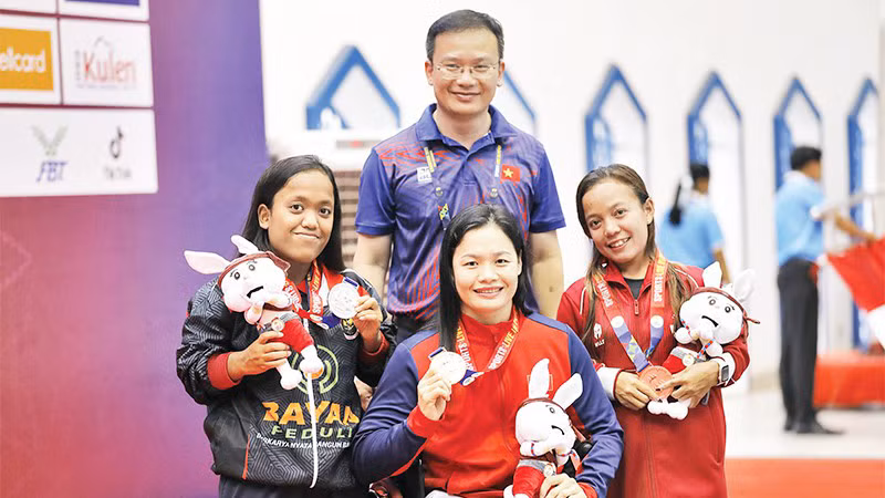 Чинь Бить Ньы (в центре) выиграла три золотые медали по плаванию 7 июня. Фото: Тхай Зыонг