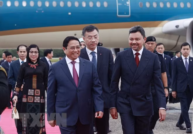 Наследный принц Брунея Аль-Мухтади Билла встречает Премьер-министра Фам Минь Тьиня. Фото: ВИА Наследный принц Брунея Аль-Мухтади Билла встречает Премьер-министра Фам Минь Тьиня. Фото: ВИА