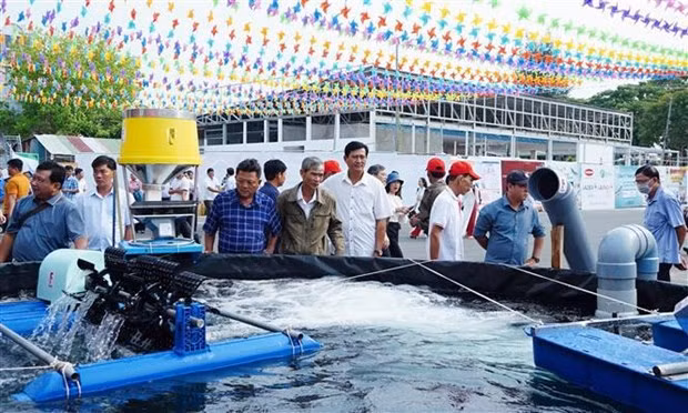 Люди и предприятия посещают модели производства на выставке. Фото: ВИА