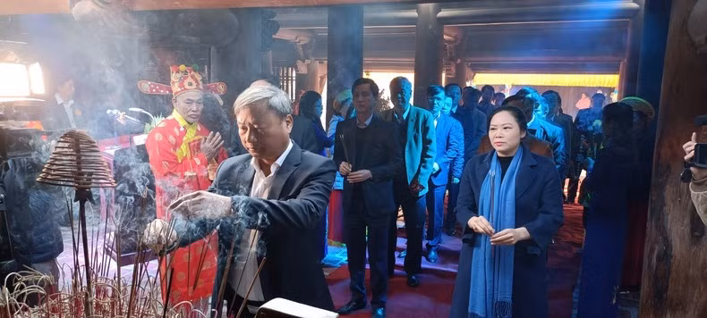 Делегаты воскуряют благовония в память о дзен-мастере, учителе Зыонг Кхонг Ло – великом мастере династии Ли, основателе пагоды Кео.