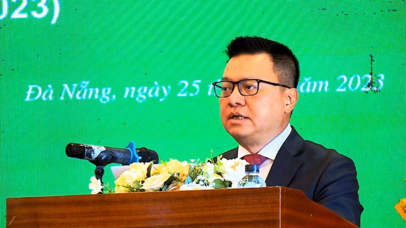 Товарищ Ле Куок Минь выступает на церемонии с речью.