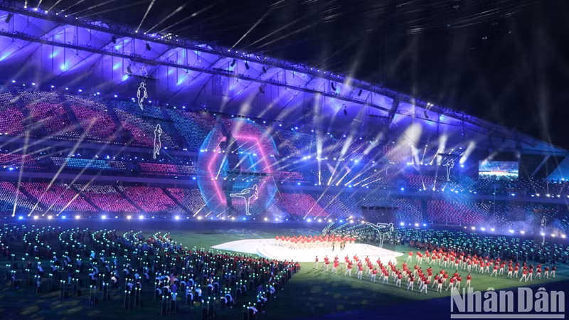 Впечатляющий художественный номер на церемонии закрытия 12-х Паралимпийских игр АСЕАН. Фото: Нгуен Хиеп - Шон Синь