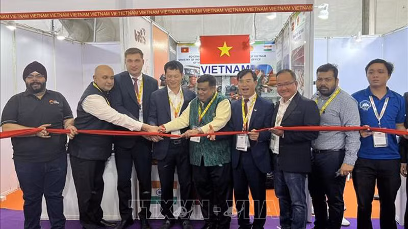 Делегаты разрезают ленту в знак открытия вьетнамского павильона на ярмарке. Фото: ВИА