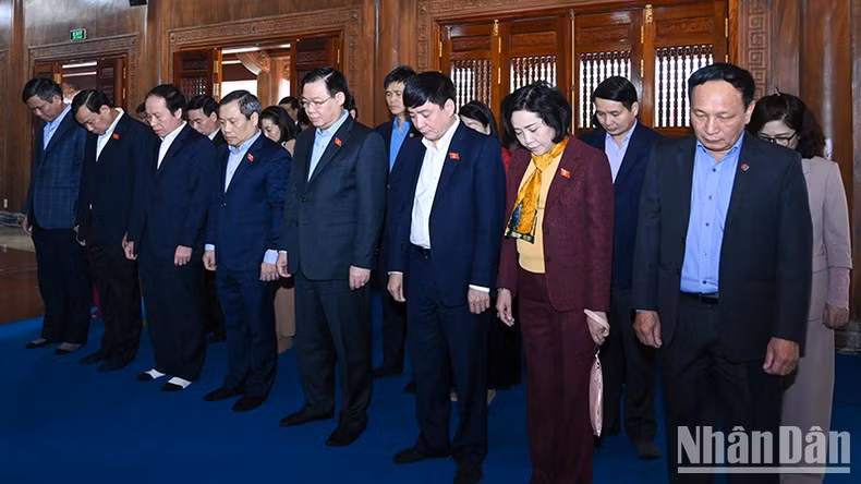 Председатель НС Выонг Динь Хюэ и рабочая делегация почитают память Президента Хо Ши Мина. Фото: Зюи Линь
