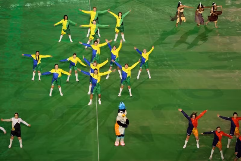 Танцоры одеты в одежды цветов команд, участвующих в ЧМ-2023. Фото: Getty