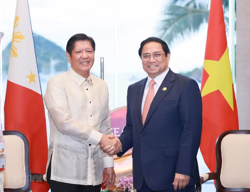 Премьер-министр Фам Минь Тьинь и Президент Филиппин Фердинанд Ромуальдес Маркос-младший. Фото: ВИА