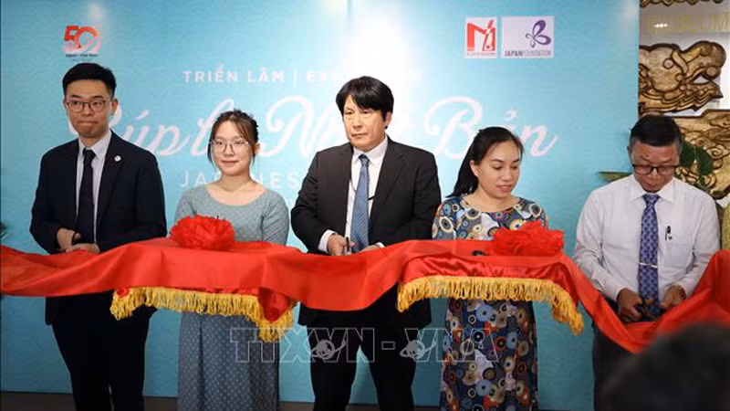 Делегаты разрезают ленту в знак открытия выставки. Фото: ВИА