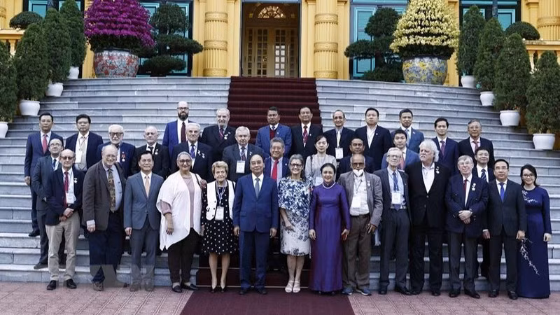 Президент Нгуен Суан Фук и международные делегаты. Фото: ВИА