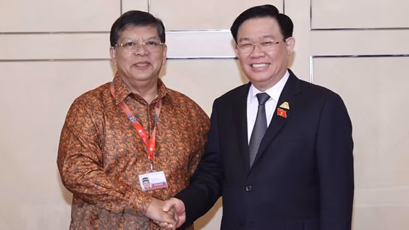 Председатель НС Вьетнама Выонг Динь Хюэ (справа) и Председатель Палаты представителей Малайзии Тан Шри Дато Джохари Бин Абдул. Фото: ВИА