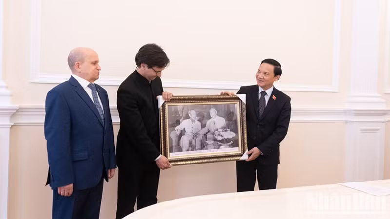 Зампредседателя НС Нгуен Кхак Динь вручает подарки представителям лицея №488. Фото: Тхань Тхэ Зампредседателя НС Нгуен Кхак Динь вручает подарки представителям лицея №488. Фото: Тхань Тхэ