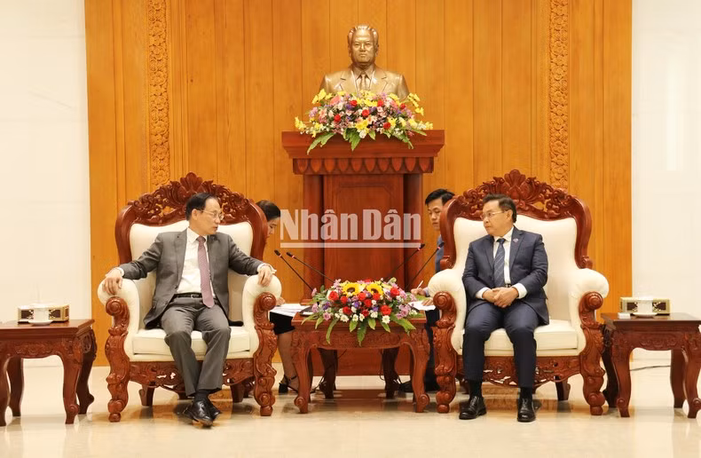 Председатель Национальной ассамблеи Лаоса Сайсомфон Фомвихан и Заведующий Отделом ЦК КПВ по внешним связям Ле Хоай Чунг. Фото: Чинь Зунг