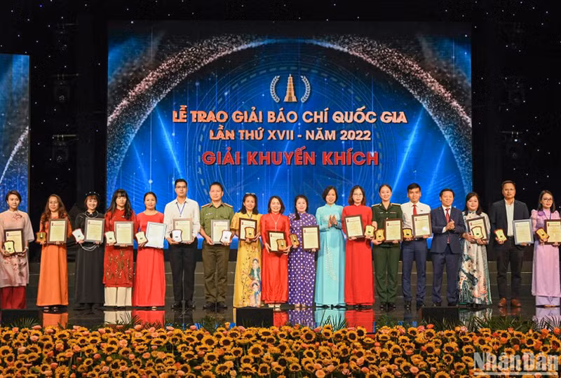 Вручение утешительных призов. Фото: Зюи Линь