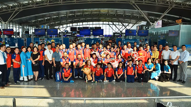 Вьетнамская спортивная делегация фотографируется в международном аэропорту Нойбай (Ханой) перед отъездом в Камбоджу.