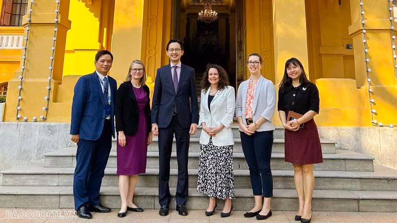 Замминистра До Хунг Вьет и Посол США в Совете ООН по правам человека Мишель Тейлор. Фото: baoquocte.vn