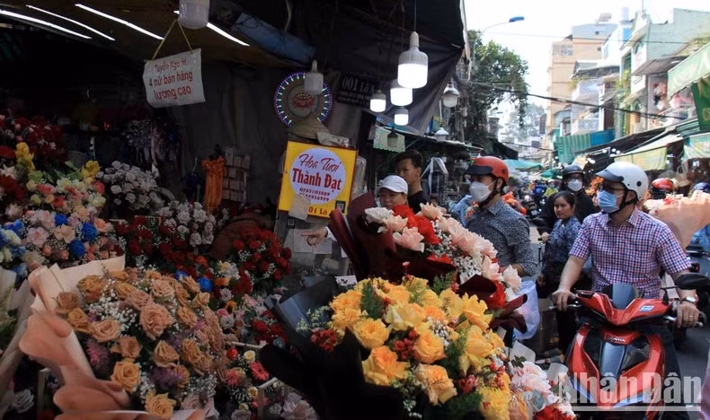 Некоторые торговцы на цветочном рынке Хотхики также заявили, что цены на праздничные цветы немного выросли по сравнению с будними днями, а покупательная способность в этом году снизилась по сравнению с тем же периодом прошлого года.