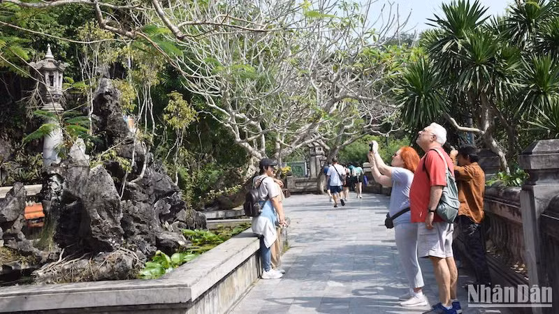 Туристы посещают комплекс достопримечательностей особого государственного значения Нгуханьшон в Дананге. Фото: Ань Дао