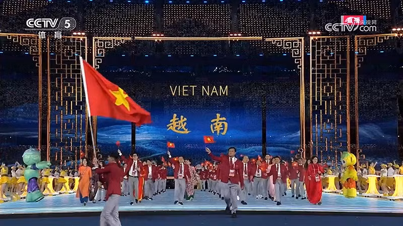 Вьетнамская спортивная делегация входит в стадион.