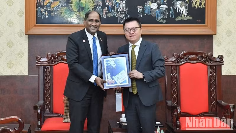 Товарищ Ле Куок Минь вручает Послу Сингапура памятный подарок. Фото: Данг Кхоа
