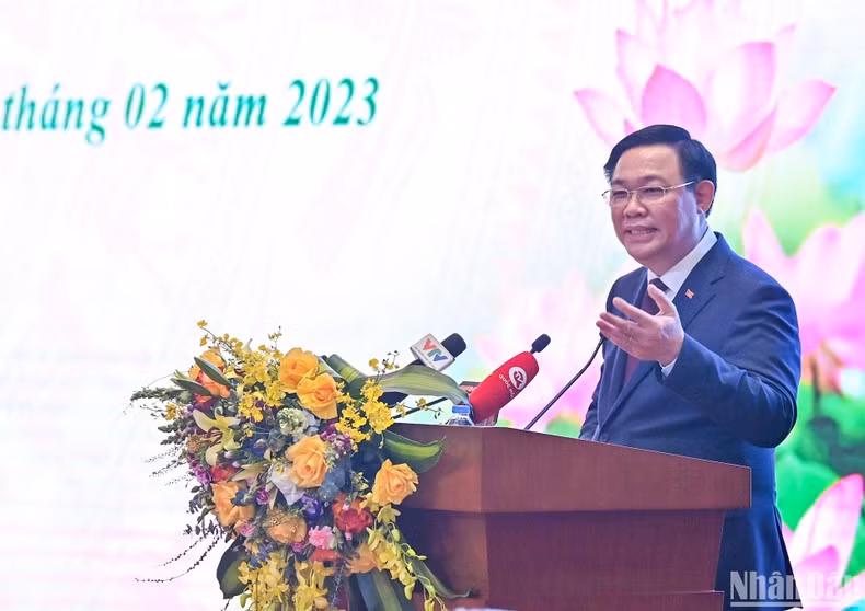 Председатель НС Выонг Динь Хюэ выступает на встрече. Фото: Зюи Линь