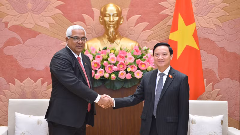 Заместитель председателя НС Нгуен Кхак Динь (справа) и Министр юстиции Кубы Оскар Мануэль Сильвера Мартинес. Фото: quochoi.vn