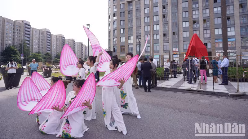 Художественный номер вьетнамских студентов. Фото: Тхань Тхэ