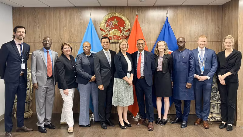 Посол Данг Хоанг Жанг и послы на мероприятии. Фото: baoquocte.vn