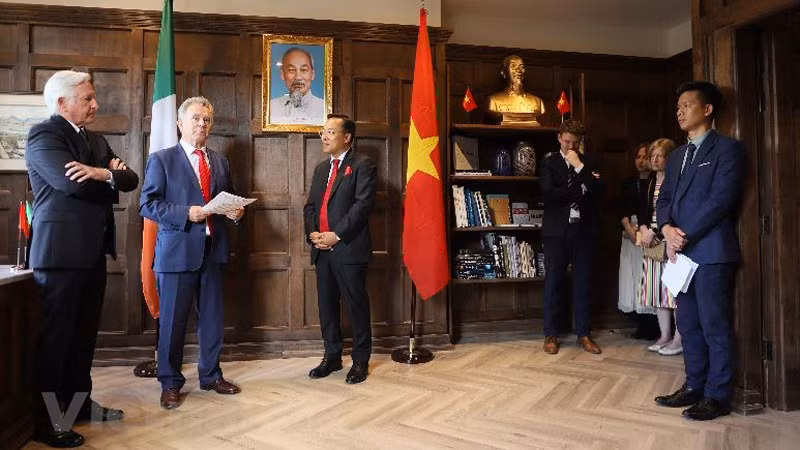 Посол Нгуен Хоанг Лонг выступает на церемонии открытия почетного консульства. Фото: vietnamplus.vn