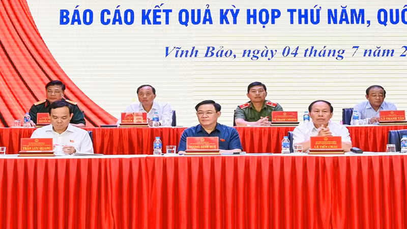 Председатель НС Выонг Динь Хюэ, Вице-премьер Чан Лыу Куанг, Секретарь Парткома г. Хайфона Ле Тиен Тяу на встрече. Фото: Зюи Линь